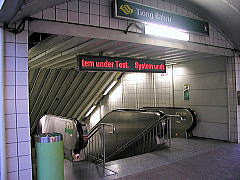 MRTティオン・バル駅裏口のエスカレータ